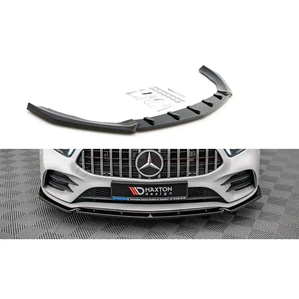 Frontleppe til Mercedes A35 AMG V.4, sort plast med monteringsutstyr, montert på hvit bil forfra.