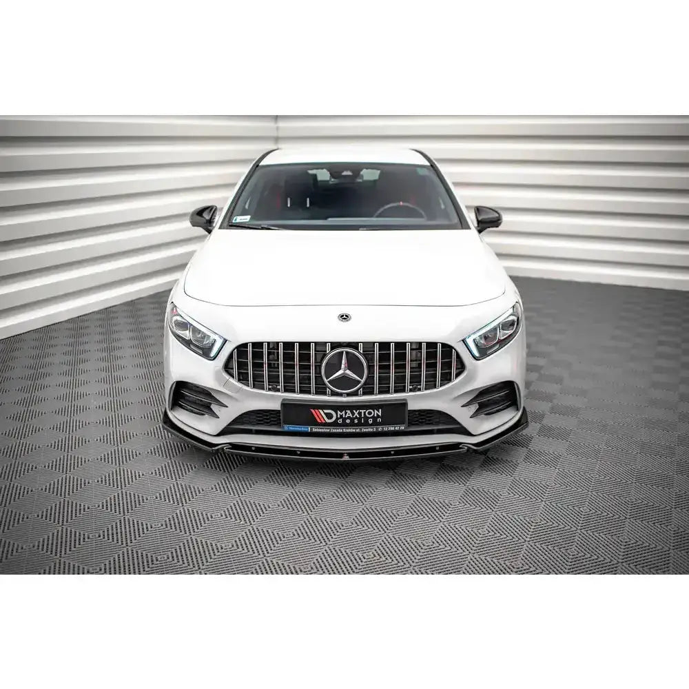 Frontspoiler på Mercedes A35 AMG W177 med sort grill, kromdetaljer og Maxton Design-logo foran.