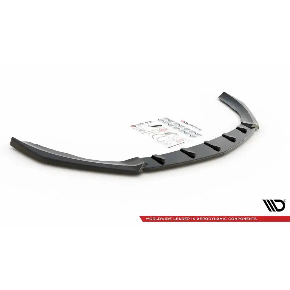 Front splitter til Mercedes A35 AMG V.4 sett skrått ovenfra med monteringsdetaljer og skruer på hvit bakgrunn.
