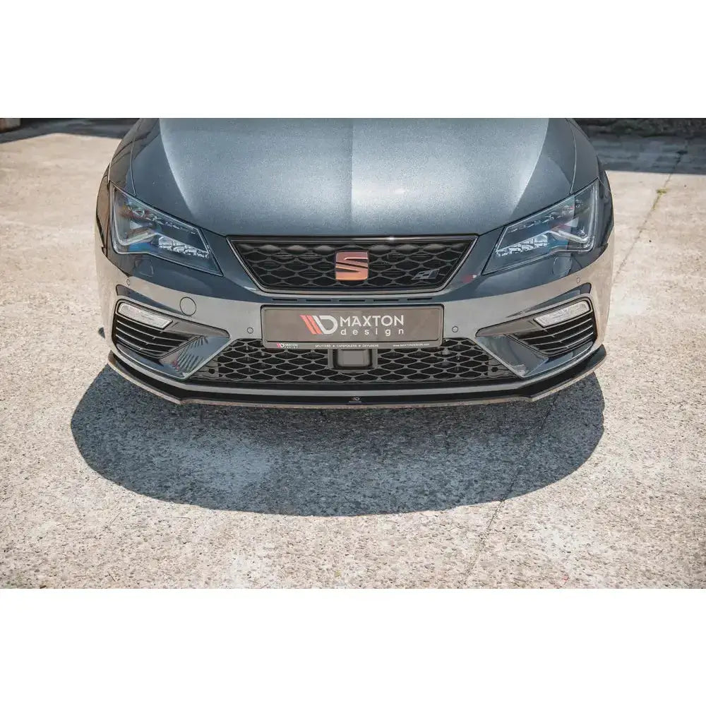 Frontsplitter til Seat Leon Cupra V.4 montert under frontfanger, sett rett forfra på grå bil.