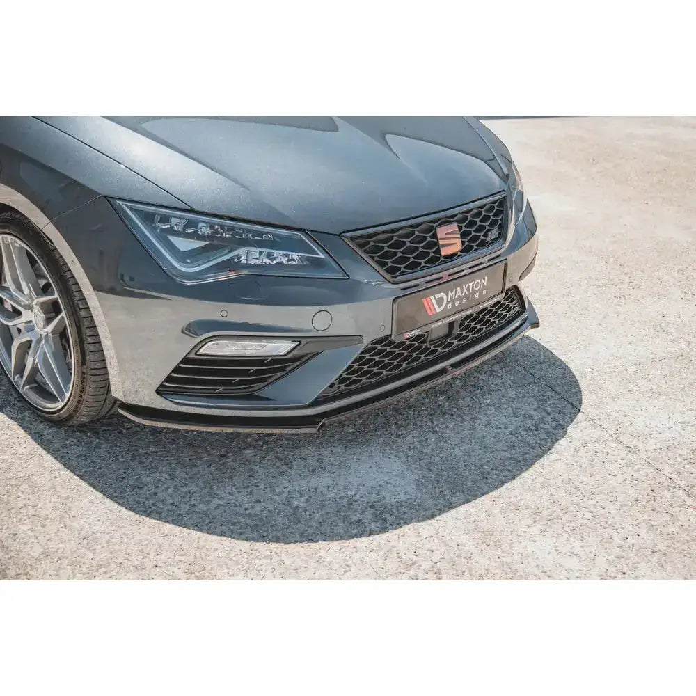 Front lip på Seat Leon Cupra FR Mk3 FL med svart sportsfrontleppe sett skrått forfra utendørs.
