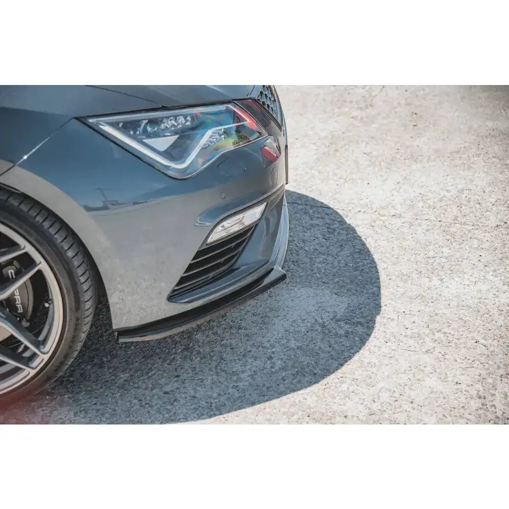Frontleppe V.4 Seat Leon Cupra med sort splitter, synlige frontlykter og felg i metallic grå farge.