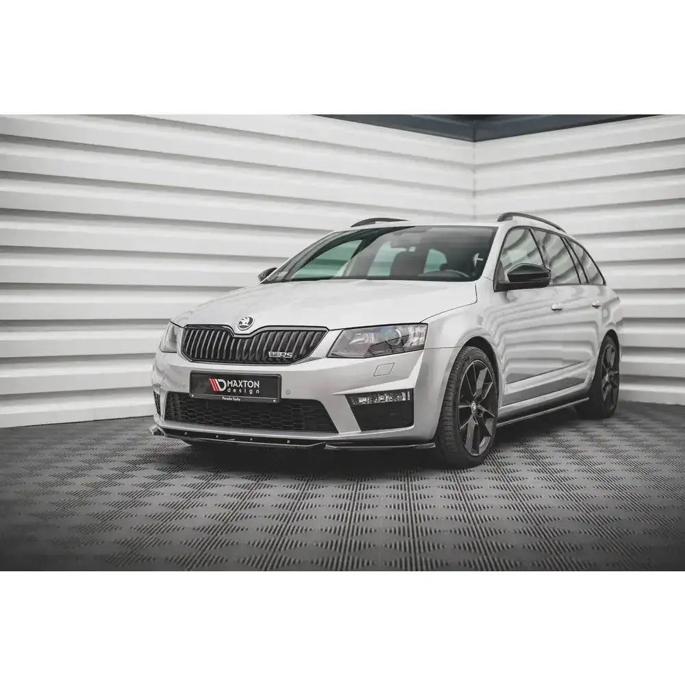 Frontspoiler på Skoda Octavia RS Mk3 13-16 sett fra skrå front med sorte felger på mørkt gulv.