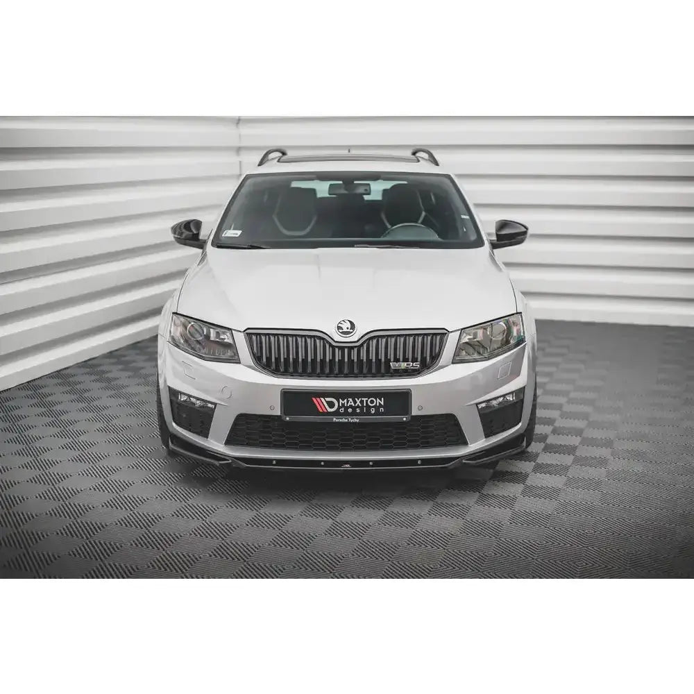 Frontsplitter på Skoda Octavia RS Mk3 med svart grill og Maxton Design-skilt, sett forfra.