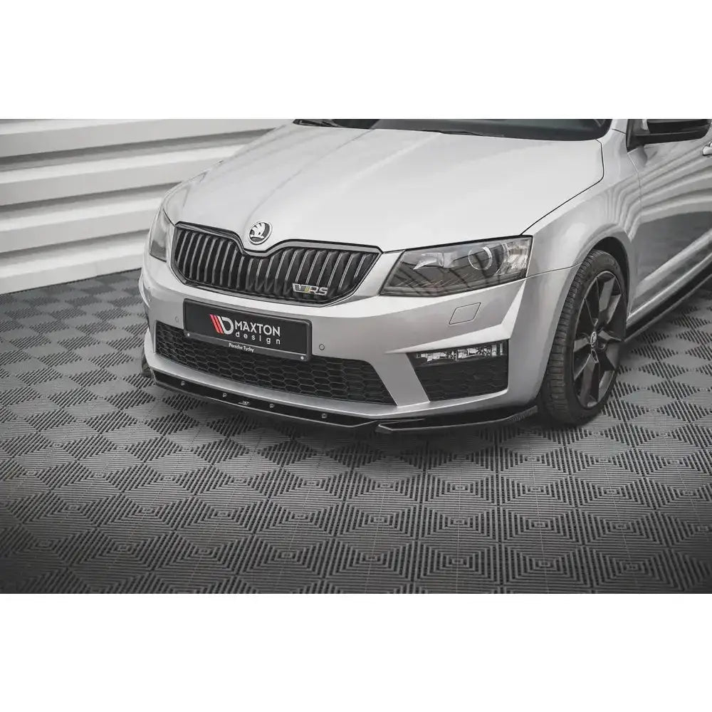 Front lip på Skoda Octavia RS Mk3 med sort frontleppe og svarte felger, sett skrått forfra.