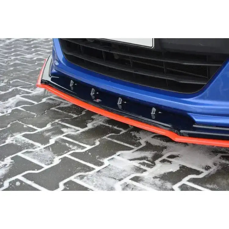 Frontsplitter til Subaru Brz Facelift V.4 i sort med oransje kant montert på blå bil, sett skrått forfra.
