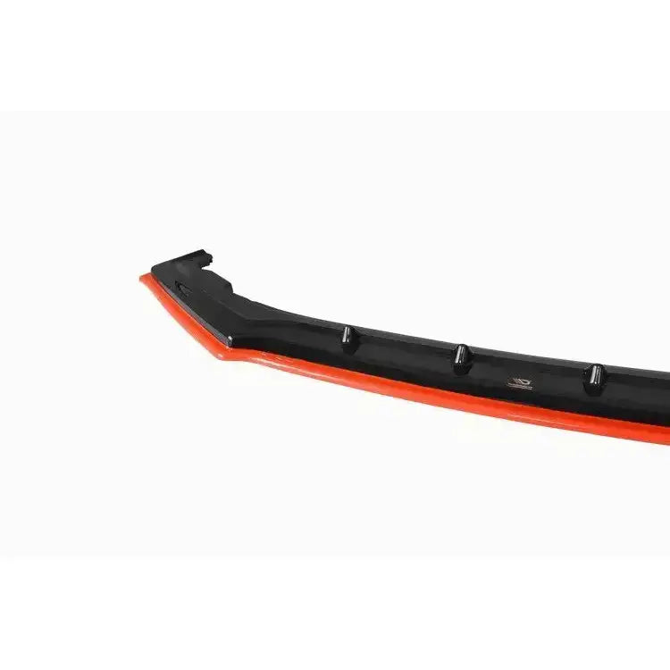 Front splitter til Subaru Brz Facelift V.4 med sort finish og rød kant, sett skrått fra siden.