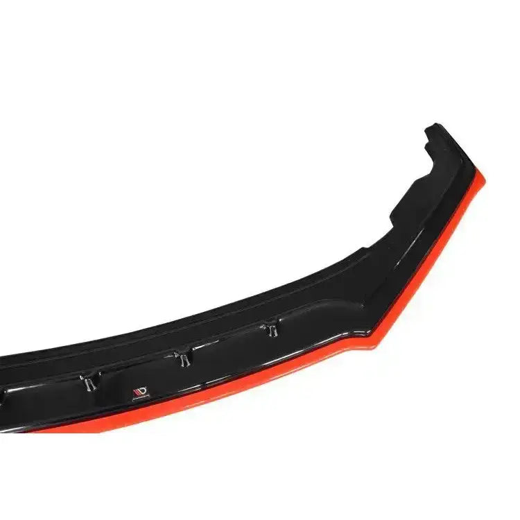 Frontspoiler til Subaru Brz Facelift V.4 med rød kant og glanset sort overflate sett skrått ovenfra.