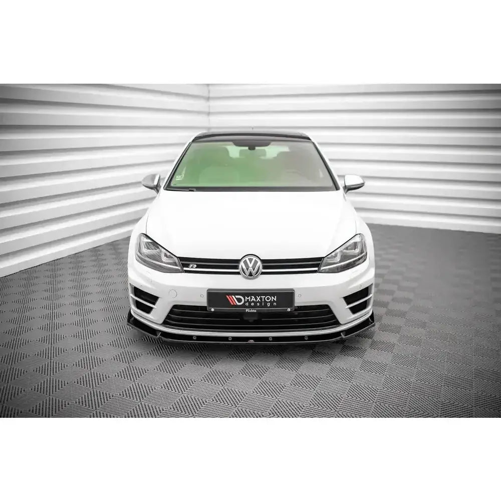 Frontspoiler på Volkswagen Golf R Mk7 13-16, svart splitter montert under hvit støtfanger.