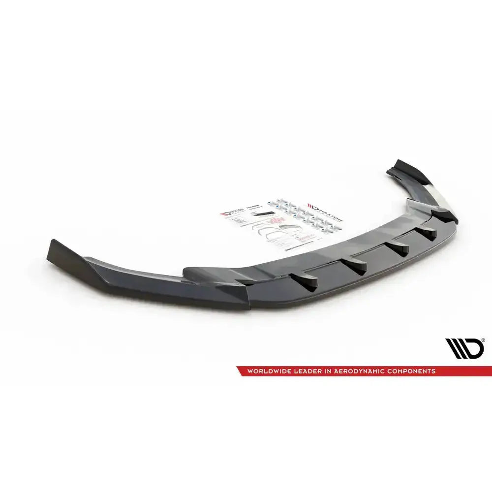 Front lip til Volkswagen Golf R Mk7 V.4 sett skrått med monteringsutstyr og instruksjoner bak.