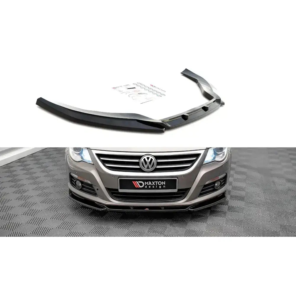 Frontleppe V.4 til Volkswagen Passat CC 08-12 montert på sølvfarget bil med Maxton Design-logo.