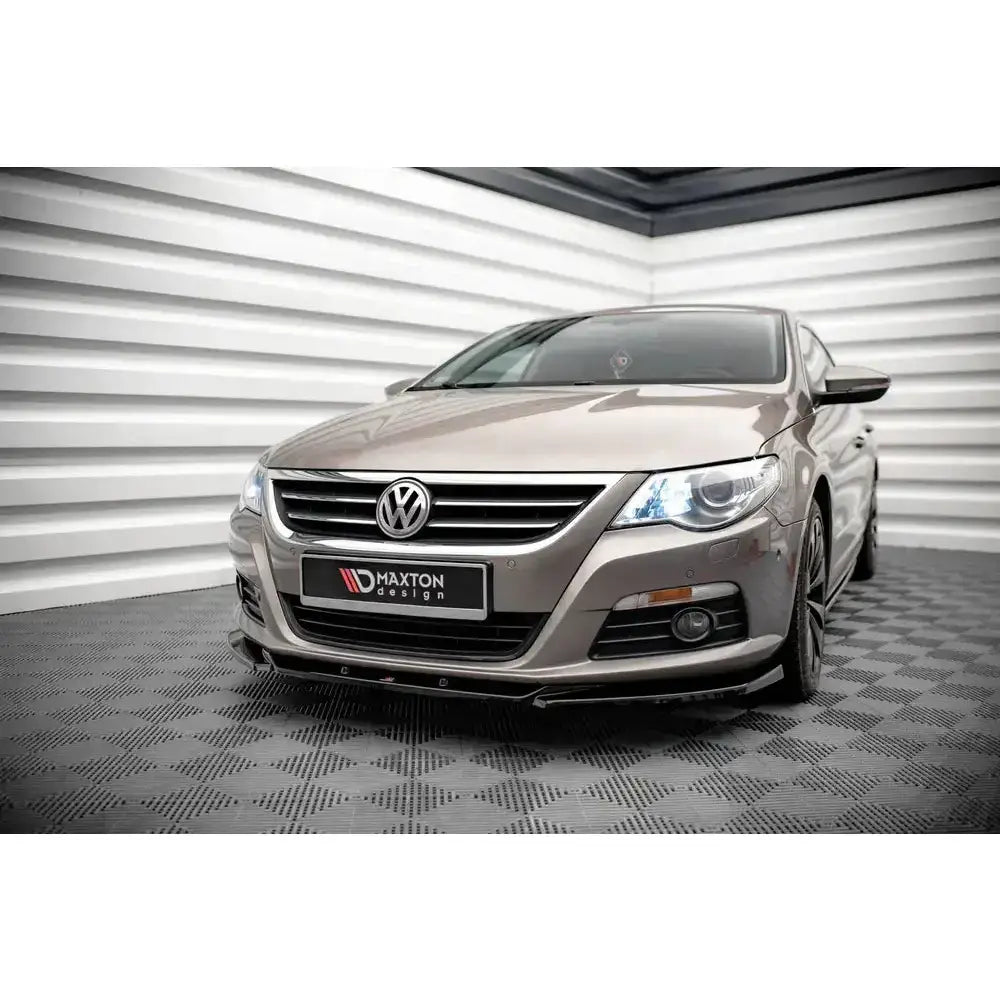 Front lip på Volkswagen Passat CC 08-12, svart frontsplitter montert under støtfanger, beige bil inne.