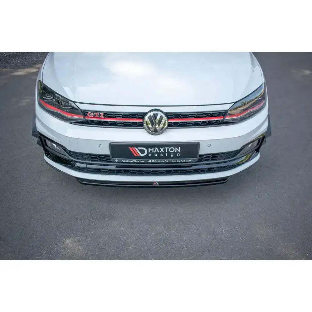 Frontspoiler V.4 til VW Polo GTI MK6, hvit bil med sorte og røde detaljer, Maxton Design-logo.