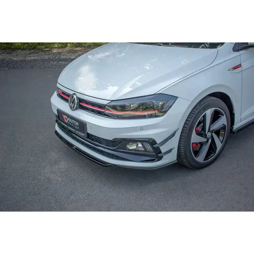 Front lip på VW Polo GTI MK6 med sort splitter, hvit lakk og røde detaljer i nærbilde.
