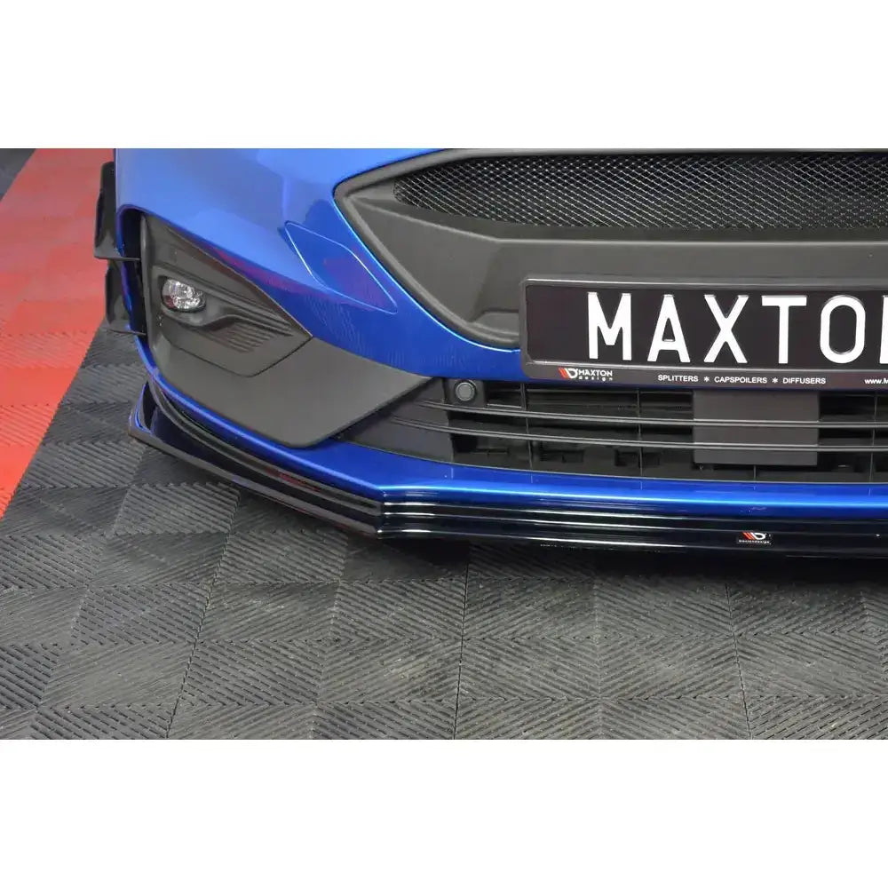 Front lip på Ford Focus ST MK4, sort glanset frontsplitter under grill og skilt, nærbilde forfra.
