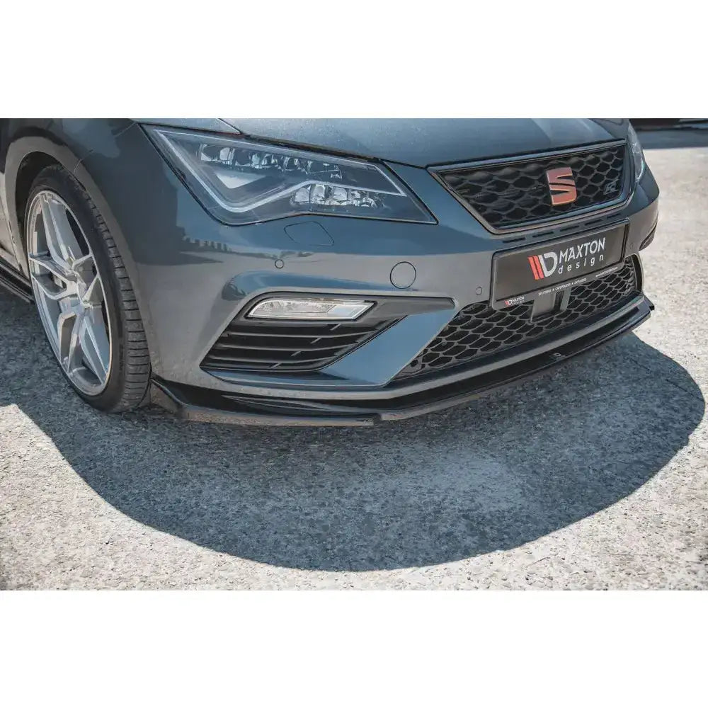 Front lip på Seat Leon Cupra V.5 med mørk frontsplitter og synlig sølvfelg sett skrått forfra.