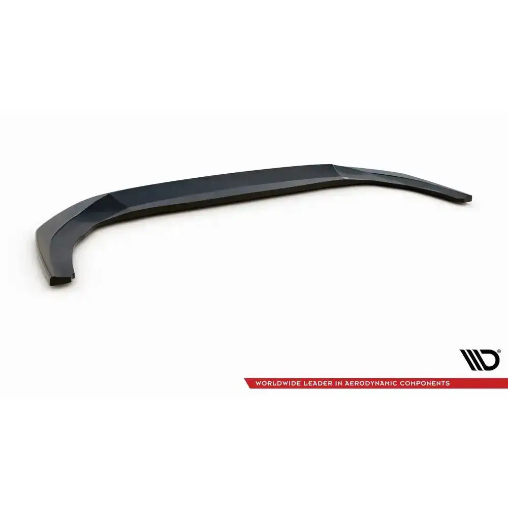 Frontsplitter til Volkswagen Golf 8 GTI V.5, svart med markerte kanter, sett fra skrå vinkel.