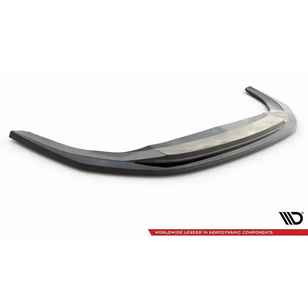 Frontspoiler til Volkswagen Golf 8 GTI V.5 i sort blank plast, sett fra skrå vinkel med reflekterende finish.