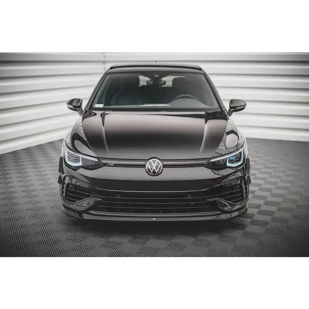 Frontspoiler på Volkswagen Golf R Mk8 V.5 sett rett forfra med skarpe LED-lykter.