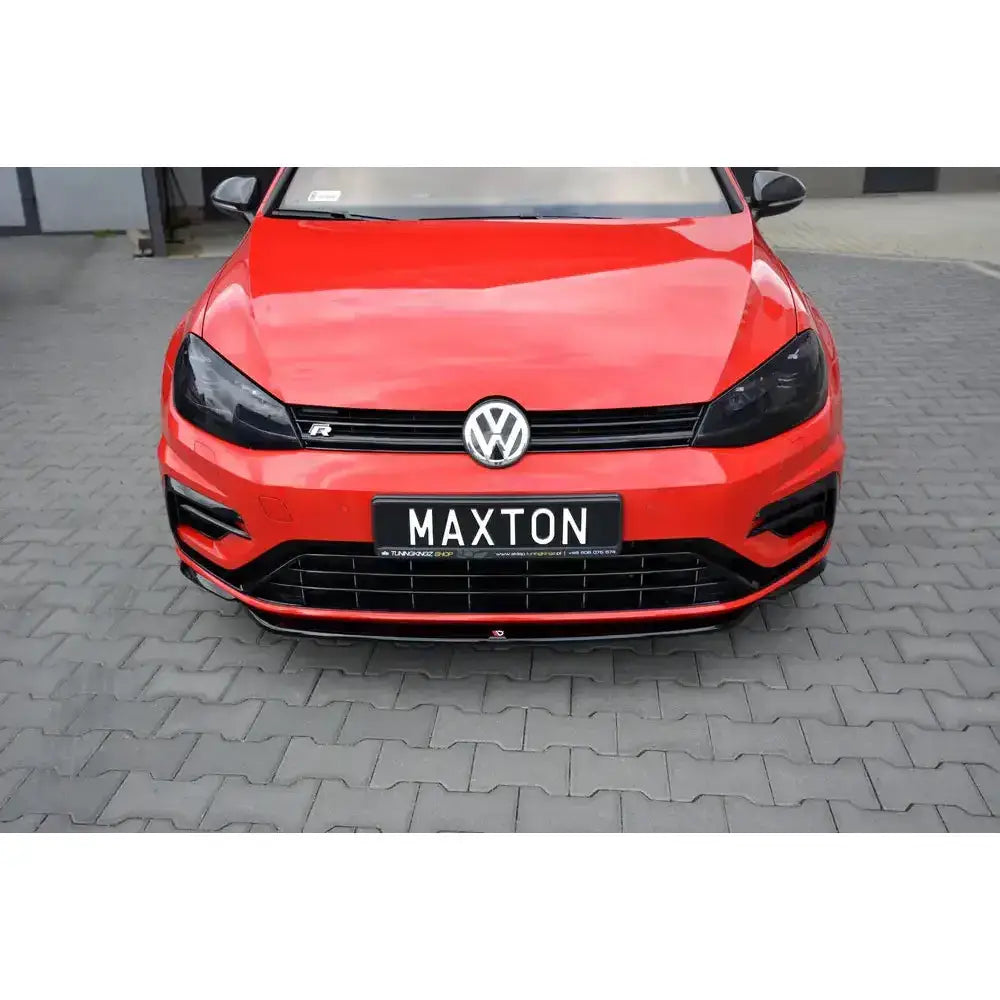 Frontspoiler på VW Golf 7 R Facelift V.5, rød bil med svart grill og sotede frontlykter.