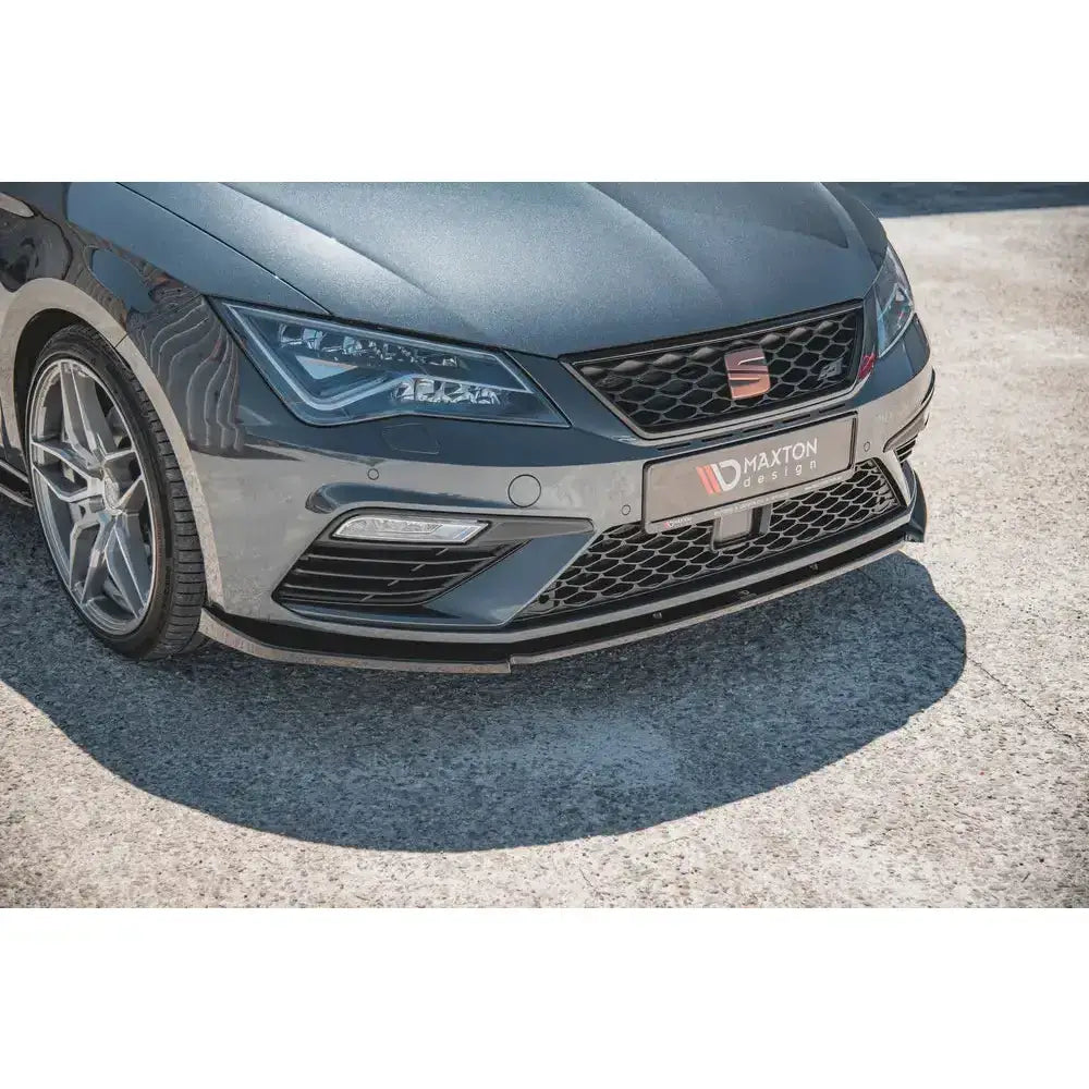 Frontsplitter til Seat Leon Cupra FR Mk3 FL i sort, montert på grå bil med sportslig design.