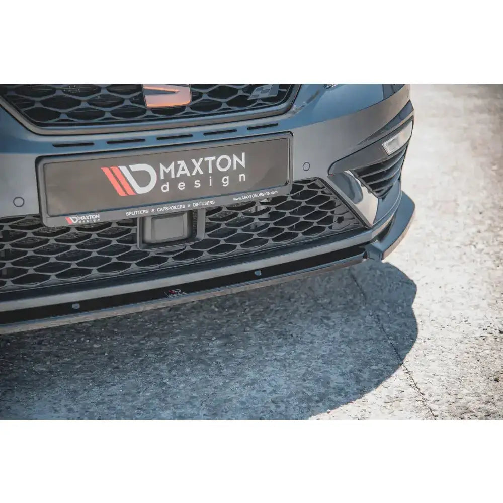 Front splitter til Seat Leon Cupra Mk3 FL, sort plast med Maxton Design-logo, montert under grillen.
