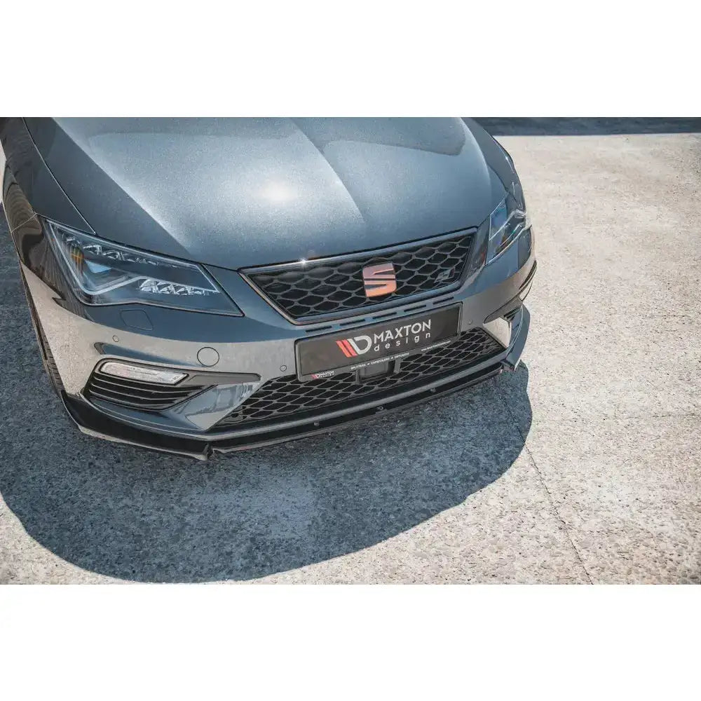 Frontleppe V.6 Seat Leon Cupra med sort spoiler, Maxton Design-logo og detaljerte frontlys.