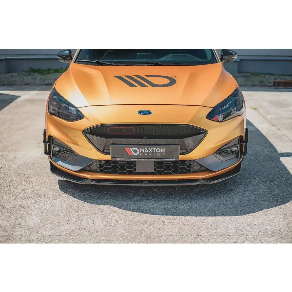 Front splitter på oransje Ford Focus ST med sort panserdekor og Maxton Design-logo på skiltet.