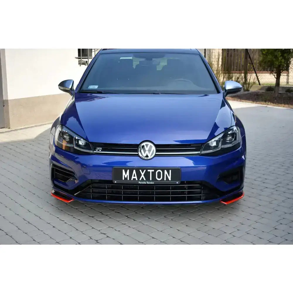 Frontsplitter på blå VW Golf 7 R Facelift med svart spoiler og røde detaljer, sett rett forfra.