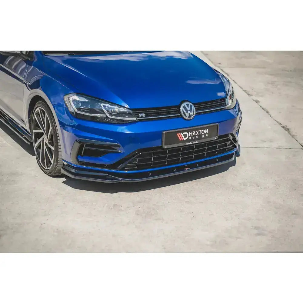 Front lip på VW Golf 7 R Facelift V.9, blå bil med svart frontsplitter og Maxton Design-logo.