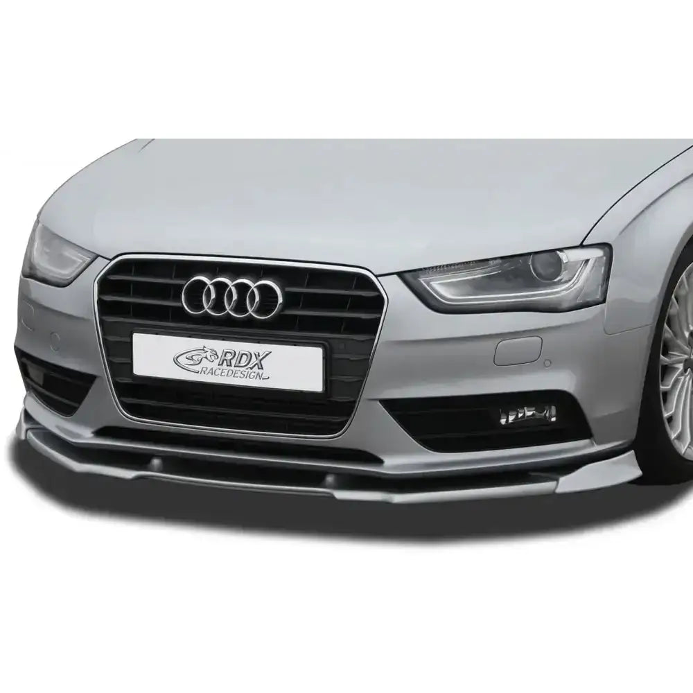 Frontleppe V1 Audi A4 B8 Facelift montert på sølvfarget bil, sett rett forfra med synlig grill og hovedlys.