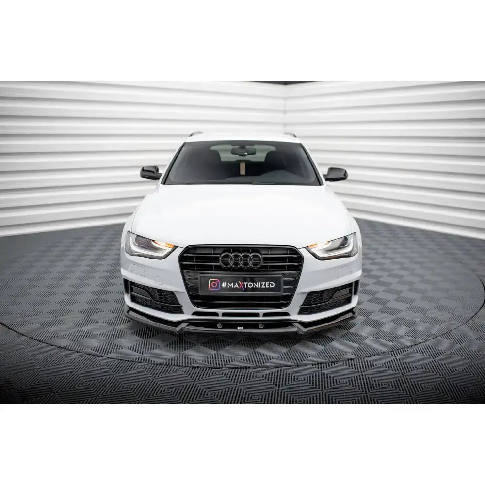 Frontsplitter på Audi A4 Competition B8 Facelift, hvit bil med svart grill sett rett forfra.