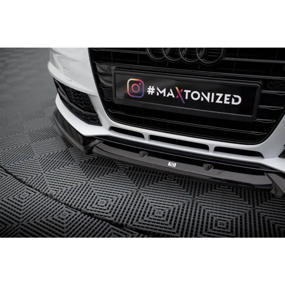 Front lip til Audi A4 Competition B8 Facelift i blank sort plast montert på hvit bil, sett skrått forfra.