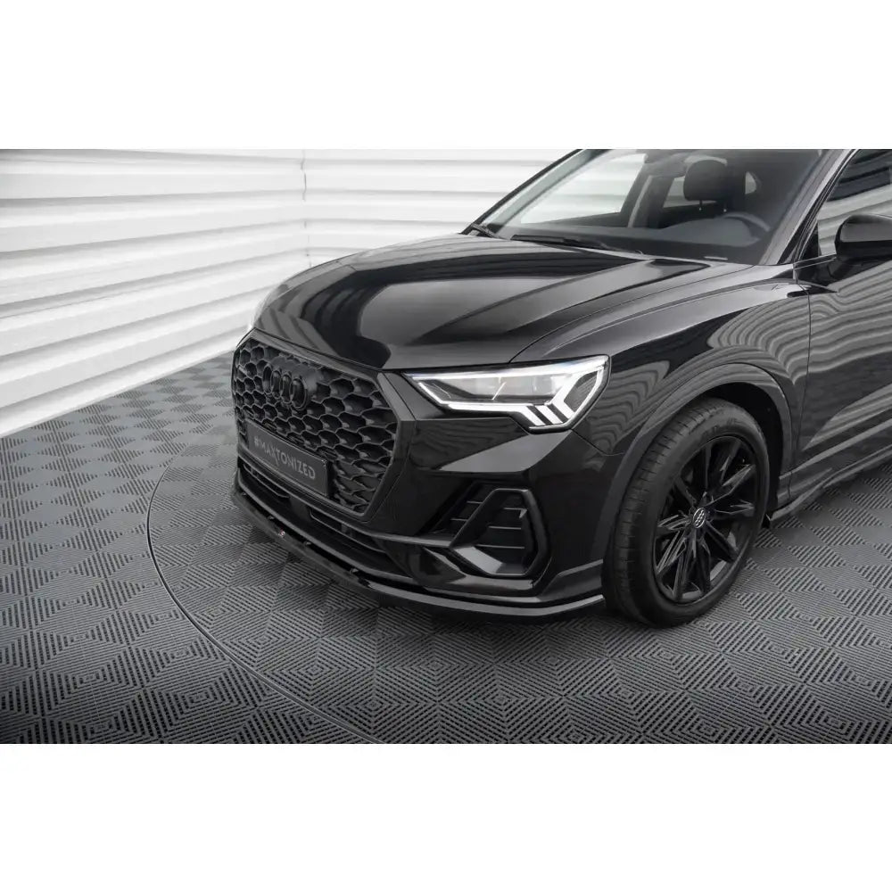 Frontsplitter på Audi Q3 Sportback F3 med sort grill, frontlykt og felg, sett skrått forfra.