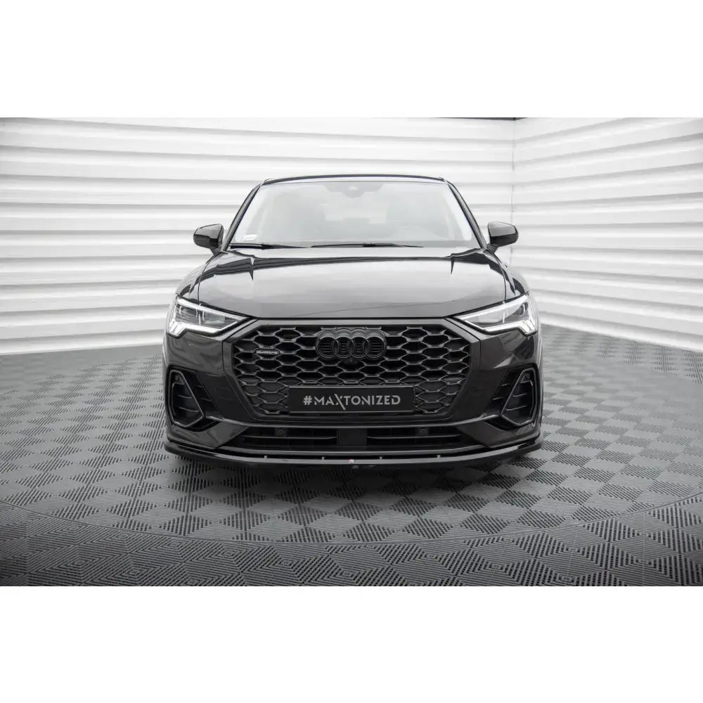 Front splitter på Audi Q3 Sportback F3 med blank svart grill og skarpe LED-frontlykter.