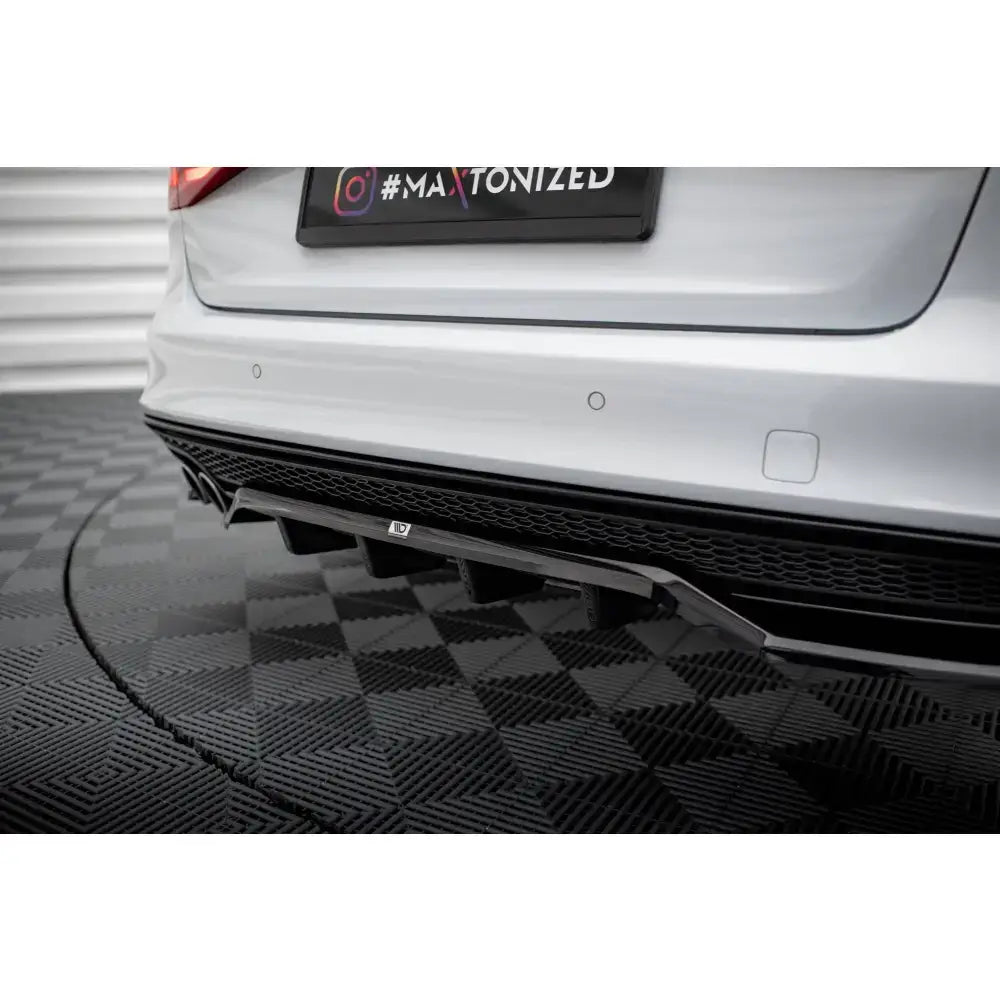 Front lip på Audi RS4 B9 Facelift med sort diffuser og bakfanger, sett skrått bakfra på hvit bil.