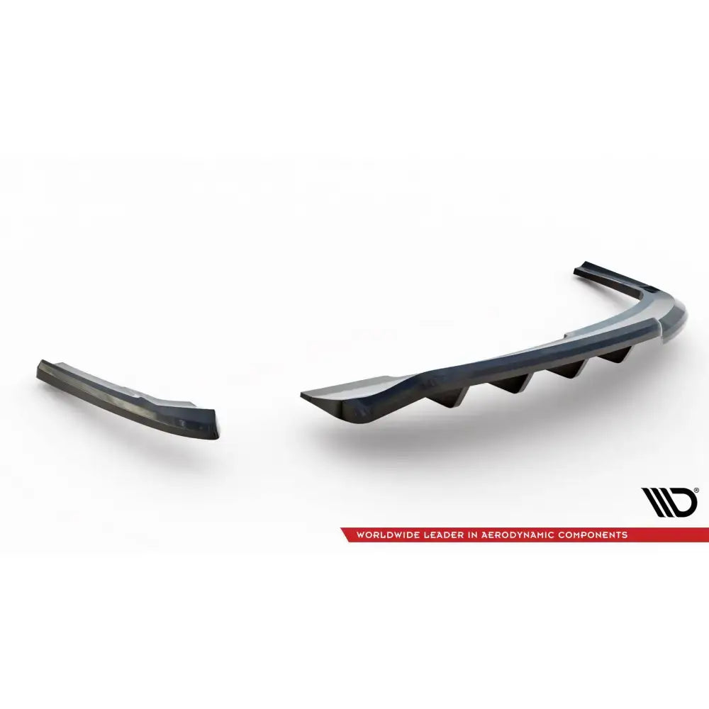 Front splitter til Audi RS4 B9 Facelift, svart buet spoiler i plast sett fra skrå vinkel.