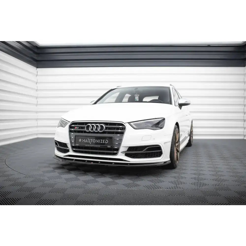 Frontspoiler på Audi S3 A3 S-Line 8V, hvit bil med svarte detaljer i lyst industrilokale.