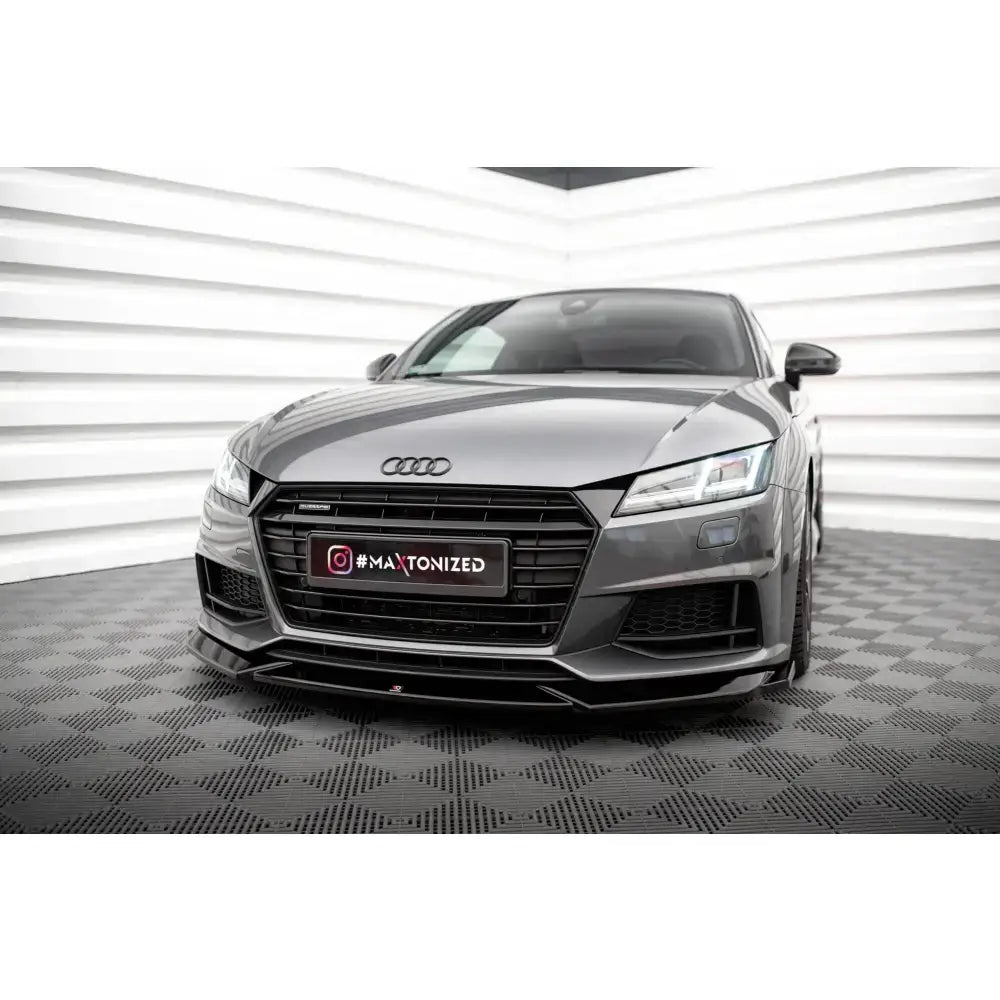 Frontspoiler V1 Audi TT S/S-Line 8S montert på grå bil med sort grill, sett forfra i trekvart vinkel.