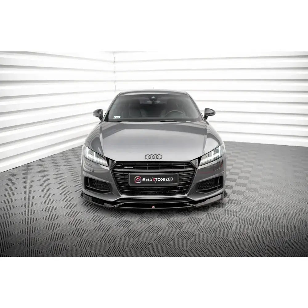 Frontsplitter på Audi TT S 8S, grå bil forfra med sort grill, innendørs på grått gulv.