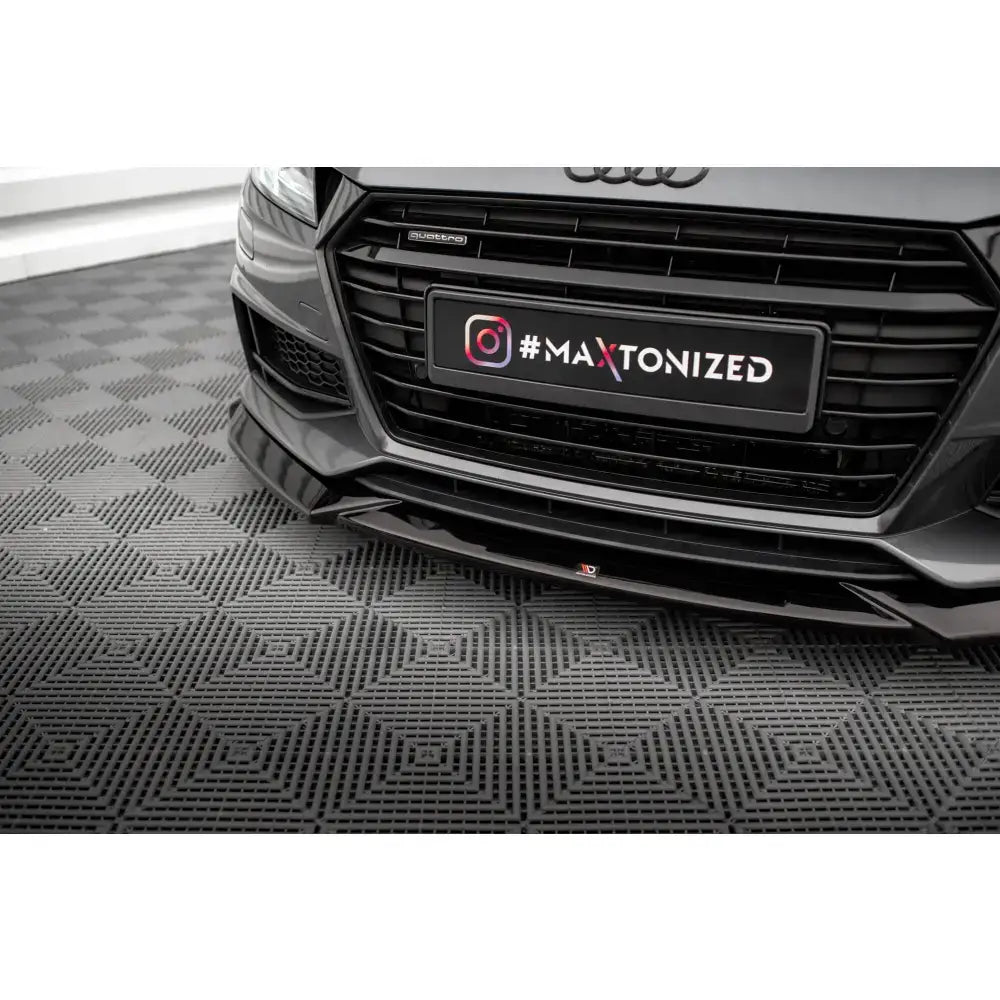Front lip på Audi TT S / S-Line 8S i grått, sett fra lav vinkel med sort grill og spoiler.