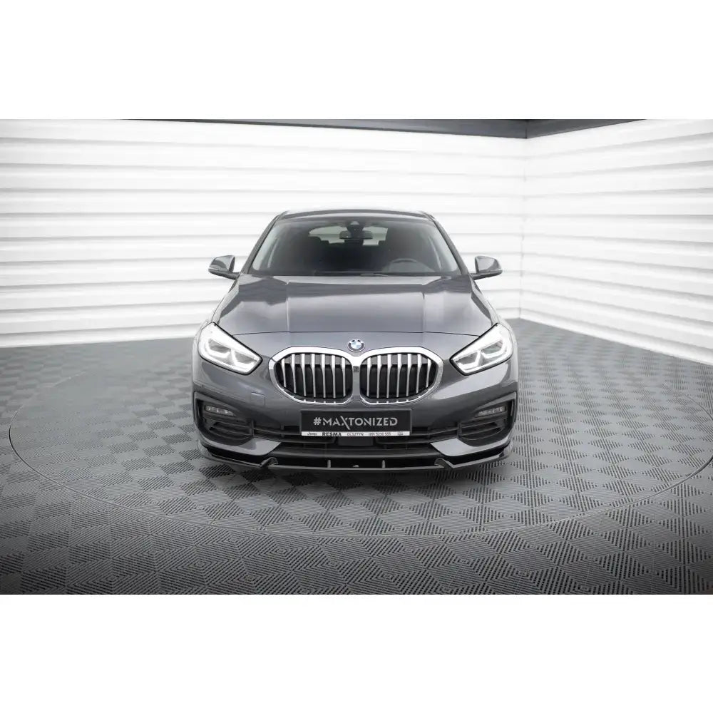 Front lip V1 BMW 1 F40 på mørk grå bil sett forfra med markant grill og LED-frontlykter.
