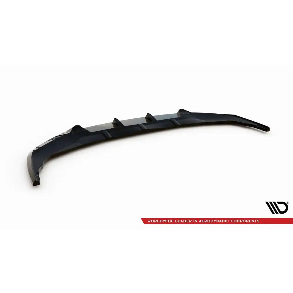 Frontspoiler til BMW 1 F40, sort plast med tre finner, buet form, sett skrått ovenfra på hvit bakgrunn.
