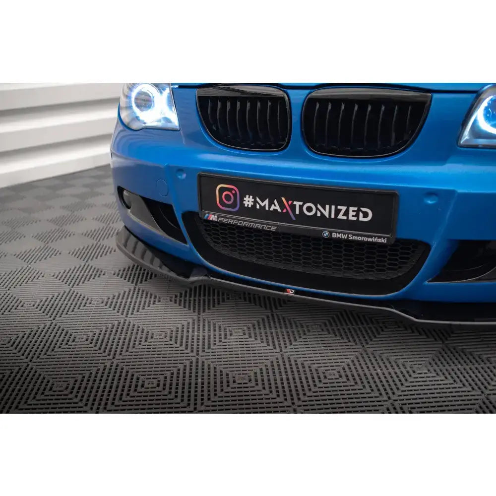 Front lip på blå BMW 1 M-Pack E87 Facelift med sorte detaljer og matte runde lykter foran.