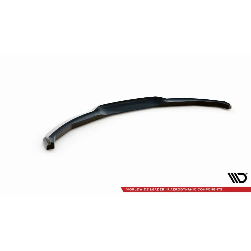 Front splitter til BMW 1 M-Pack E87 Facelift, svart plast med skarpe kanter, sett fra skrå vinkel.