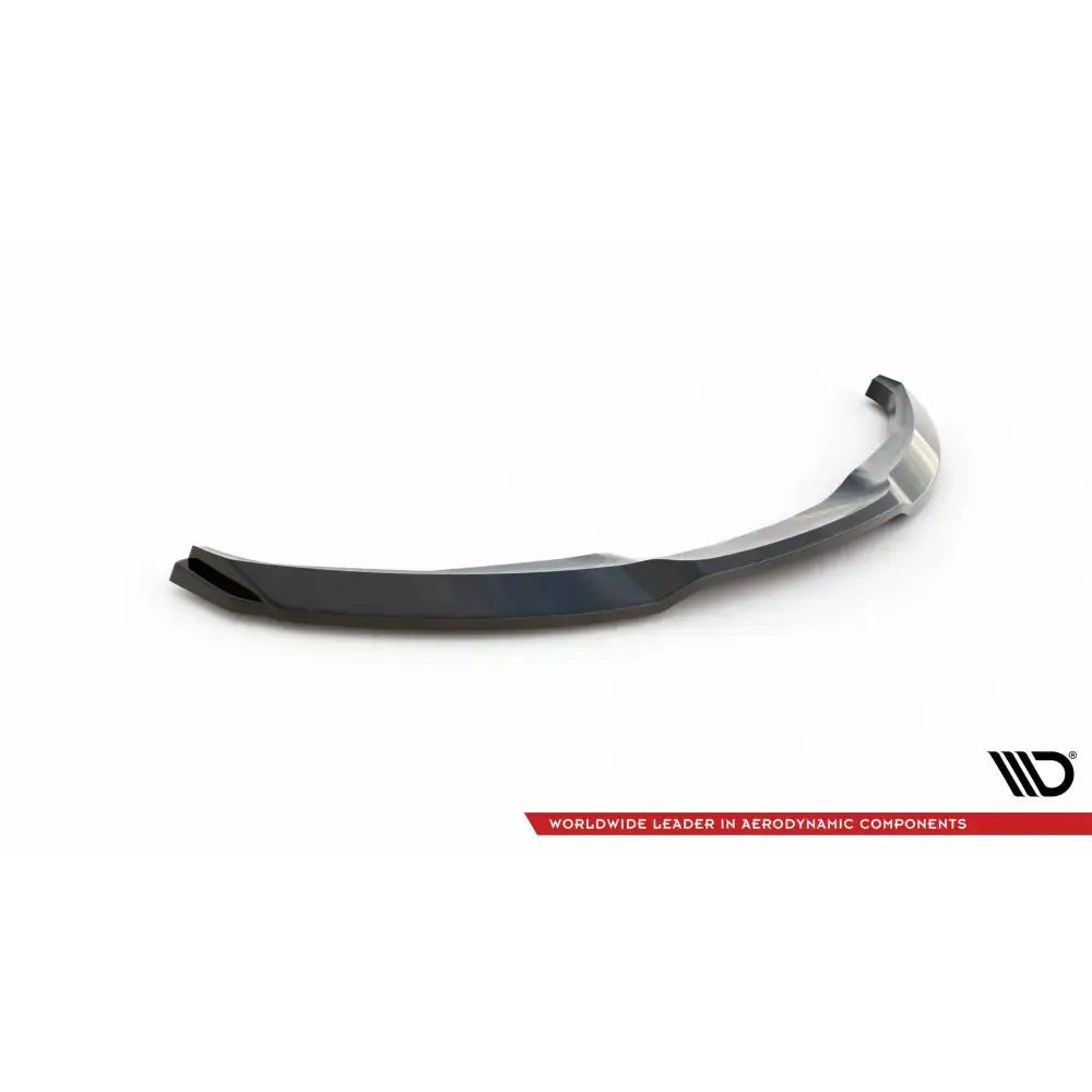 Frontleppe V1 BMW 1 M-Pack E87 Facelift i sort plast, avbildet skrått ovenfra mot hvit bakgrunn.