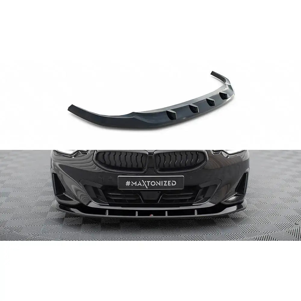 Frontleppe V1 BMW 2 Coupe G42 i svart plast, vist separat og montert med vertikale detaljer.