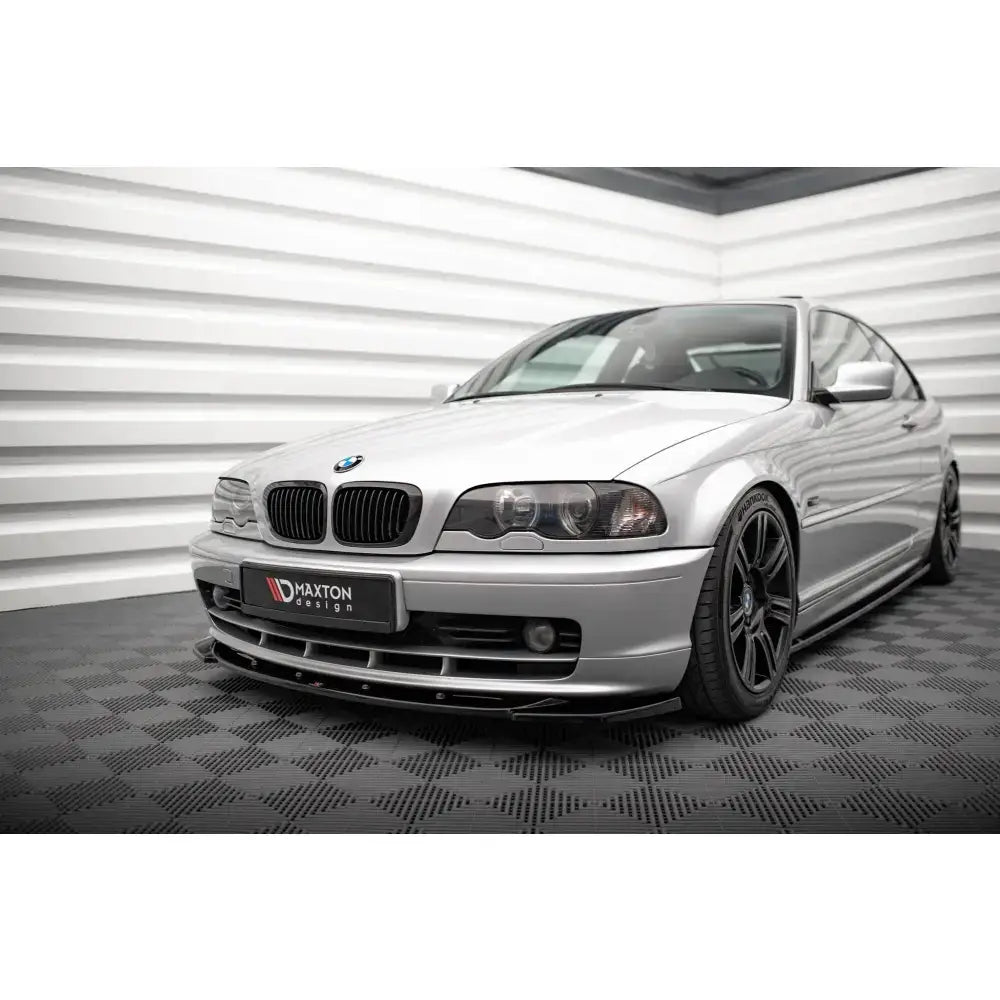Frontspoiler på sølvfarget BMW 3 Coupe E46 med sorte felger og Maxton Design-skilt.