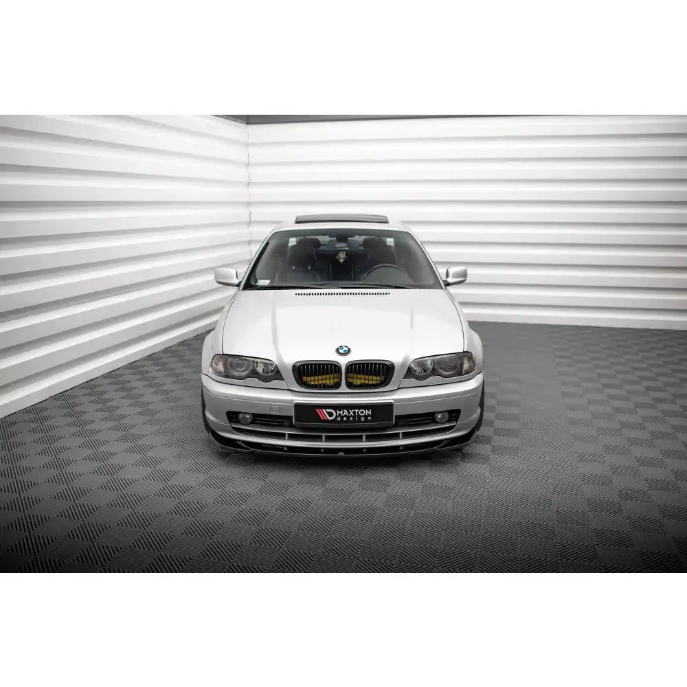 Frontsplitter på BMW 3 Coupe E46, sølvfarget bil forfra med gule grilldetaljer og Maxton Design-skilt.
