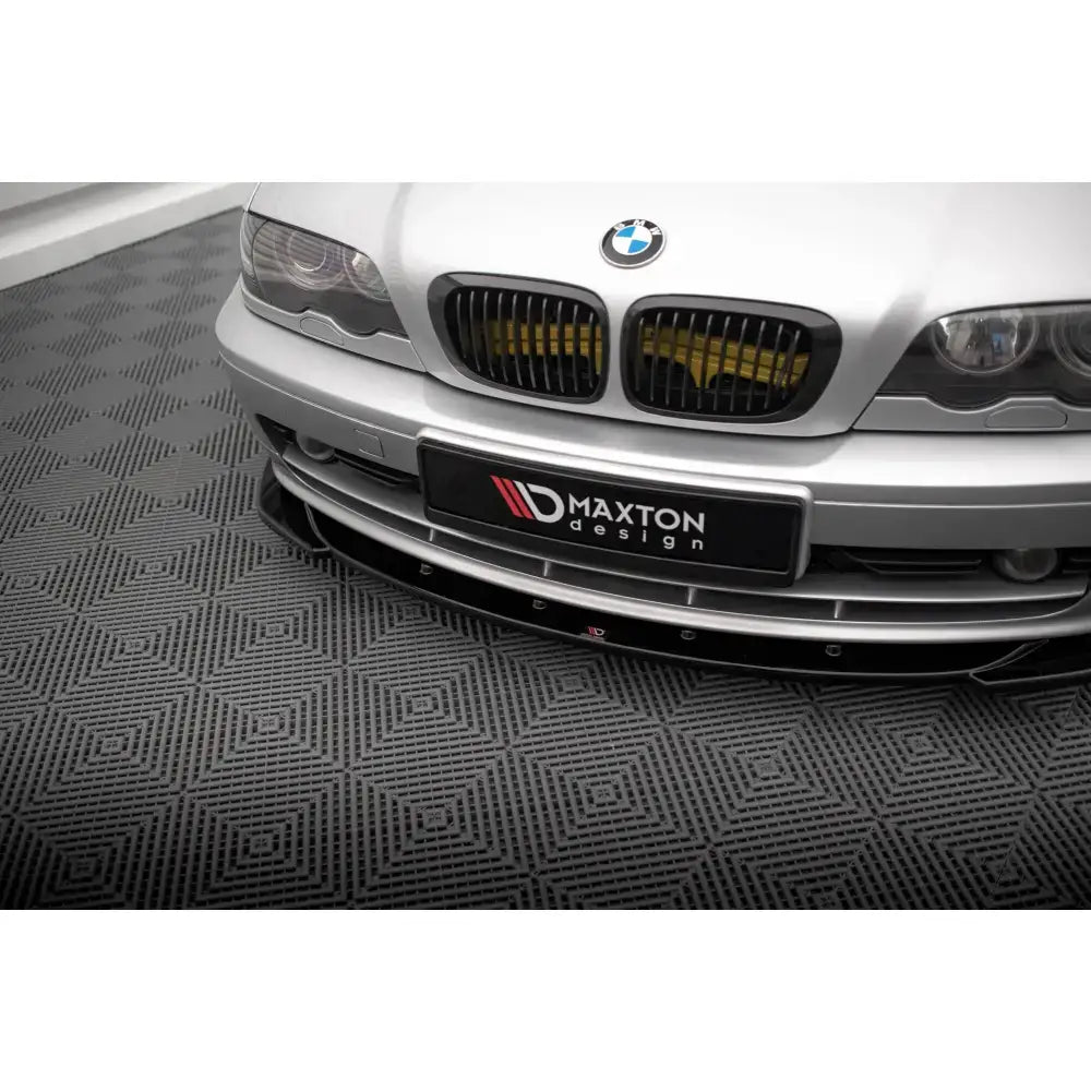 Front lip på BMW 3 Coupe E46 med sort Maxton Design-leppe og gule detaljer bak grillen.
